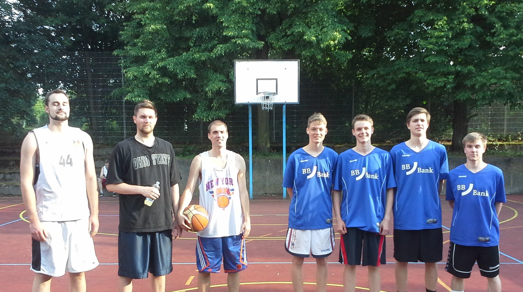 Die beiden erstplatztierten Mannschaften des Streetballturniers der TSG 1862 Weinheim vom 31.5.2014